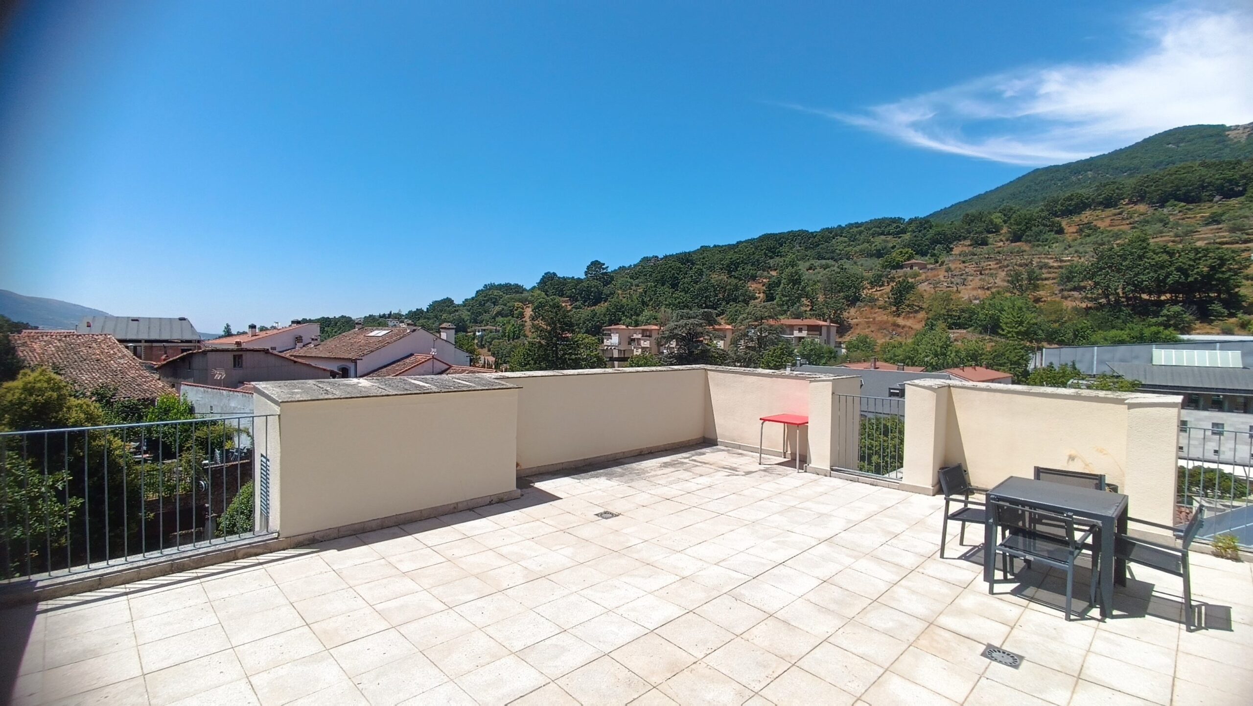 Terraza grande con vistas a la sierra