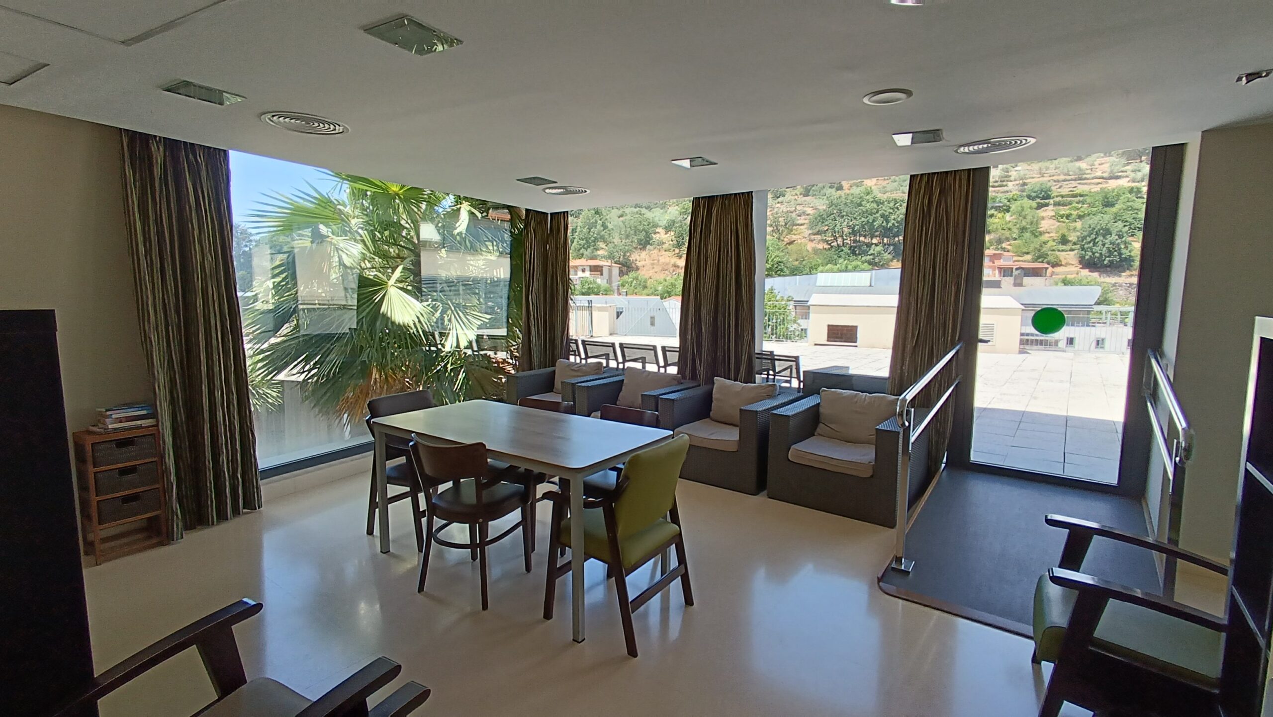 Sala de estar con ventanales a la terraza