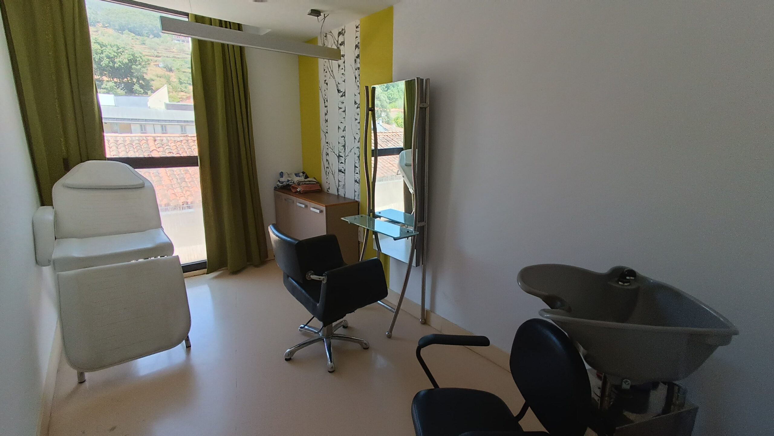 Sala de peluquería con lavacabezas y silla de trabajo