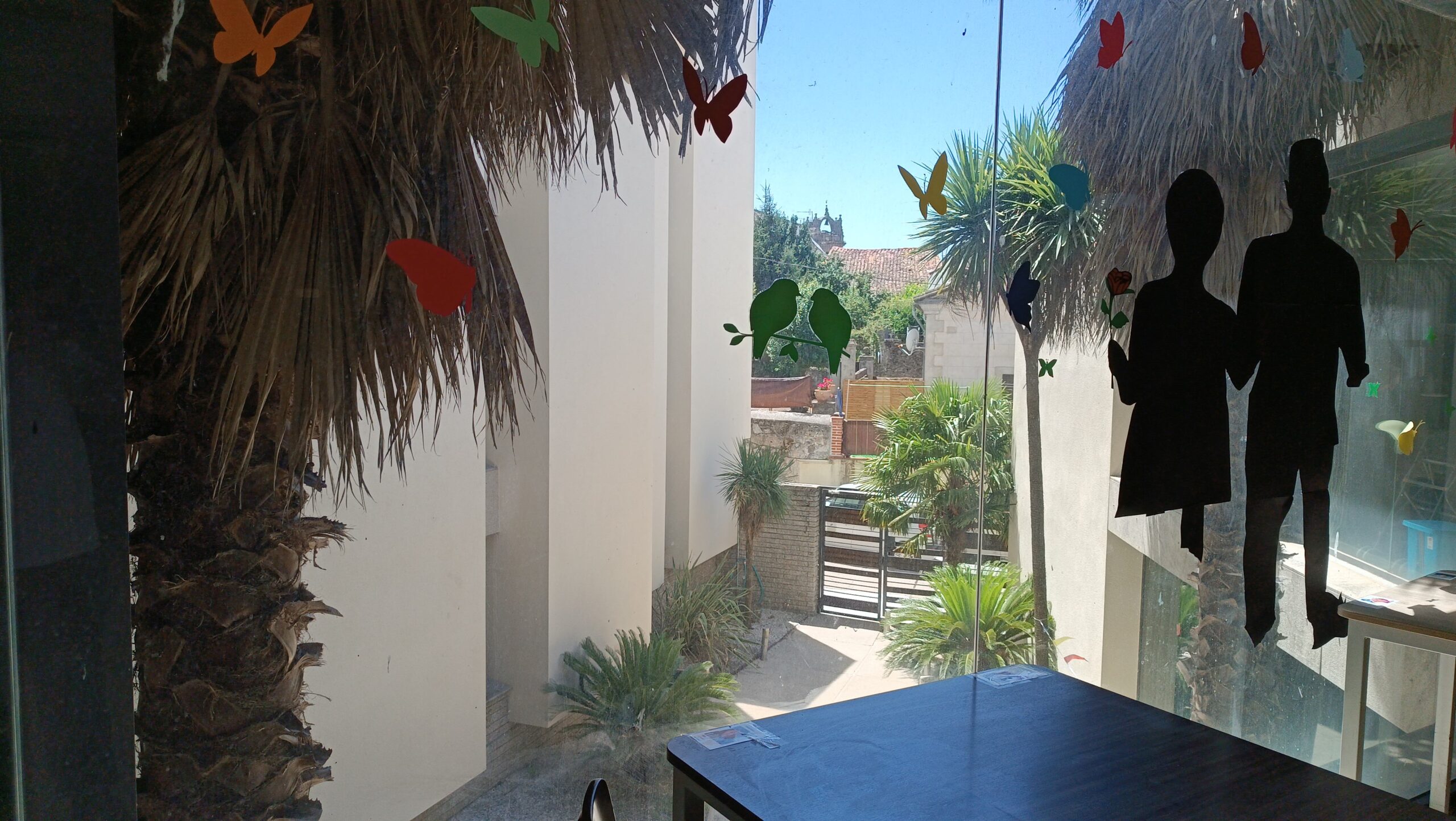 Acceso moderno y acristalado de la residencia