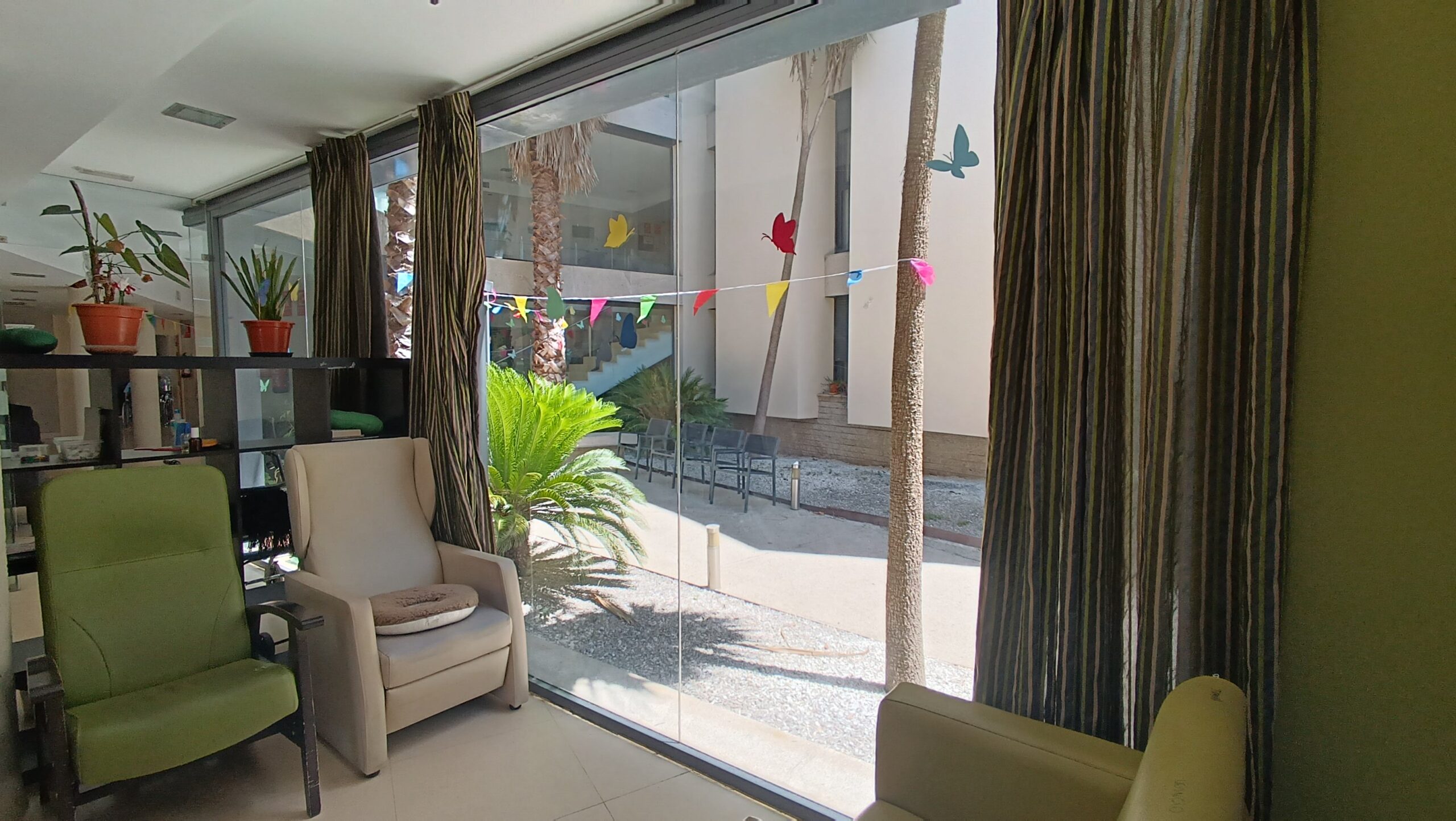 Patio interior con banderines y vegetación