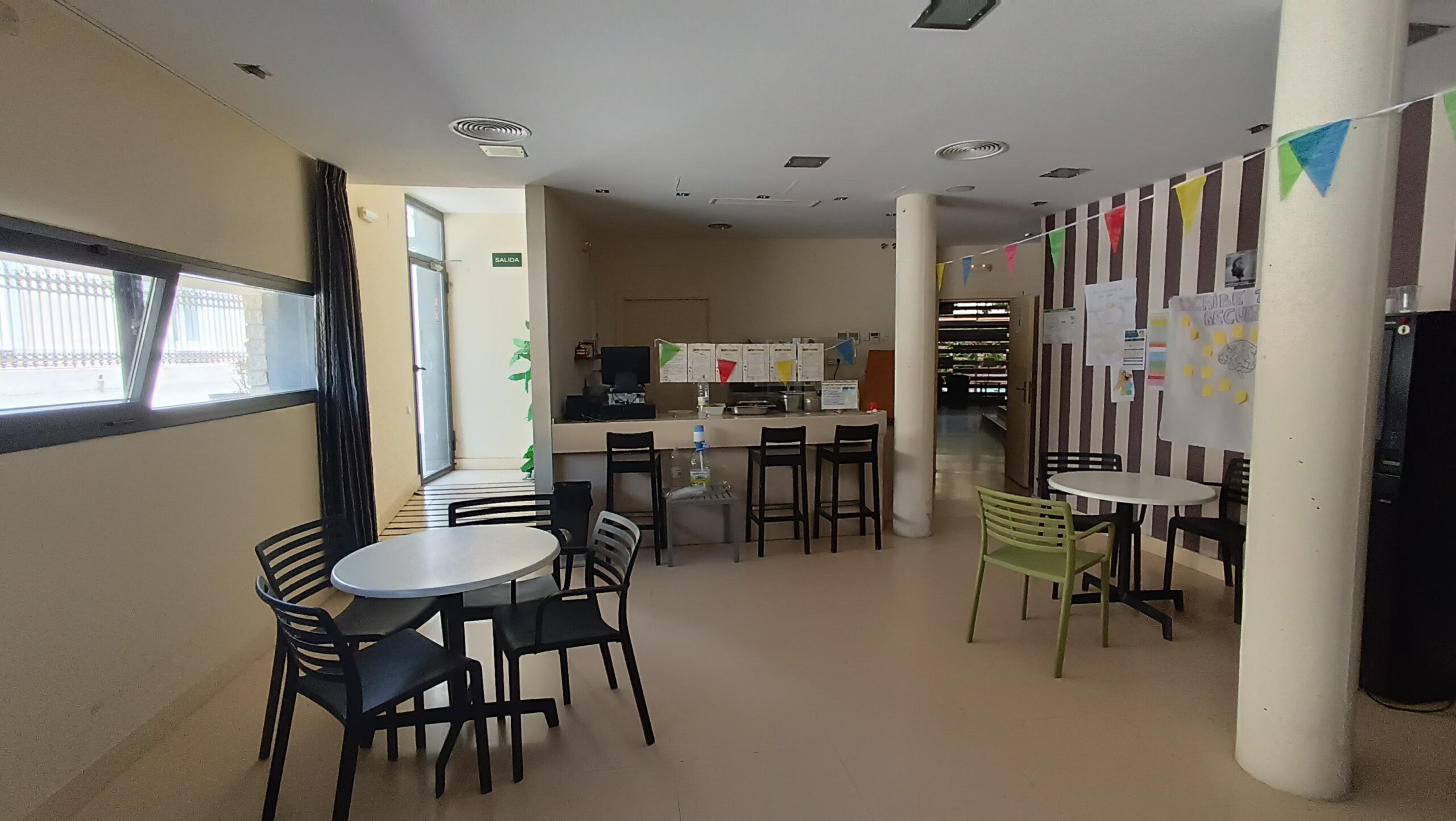 Barra de cafetería con tablón de actividades